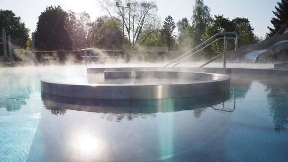 Schwimmbad Dampf im Becken